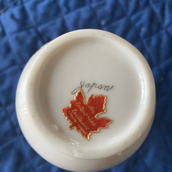 25th Anniversary Vase 5.5” with silver coloured trim - Picture 5 of 6